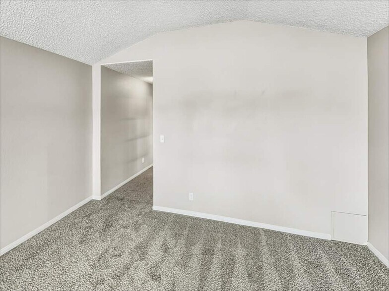 Building Photo - 3301 Hyannis Cir