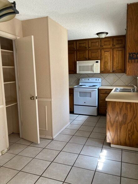 Kitchen - 505 Pecan Acres Ct