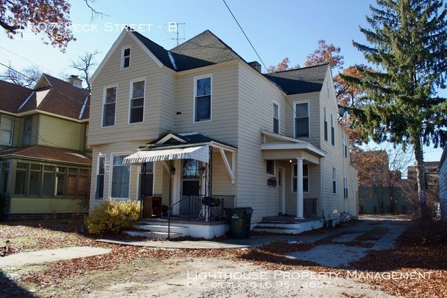 Primary Photo - Studio Apartment in Muskegon