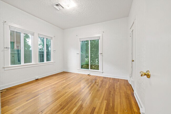 Building Photo - 2401