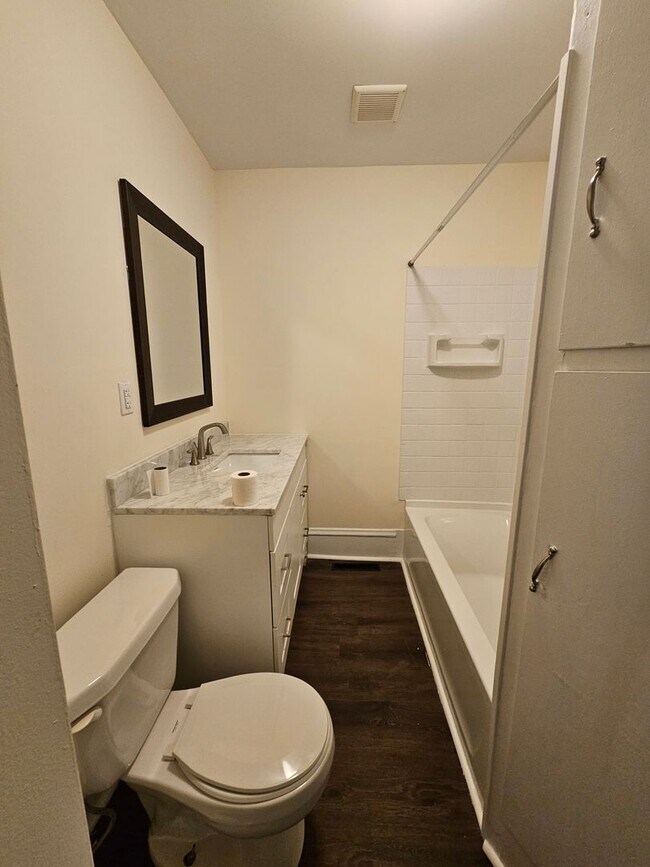 Building Photo - 1012 Holton Pl