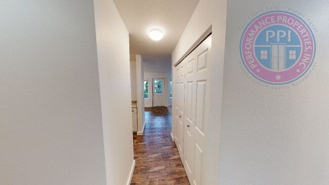Building Photo - Desirable West Linn Location / Walk To The...