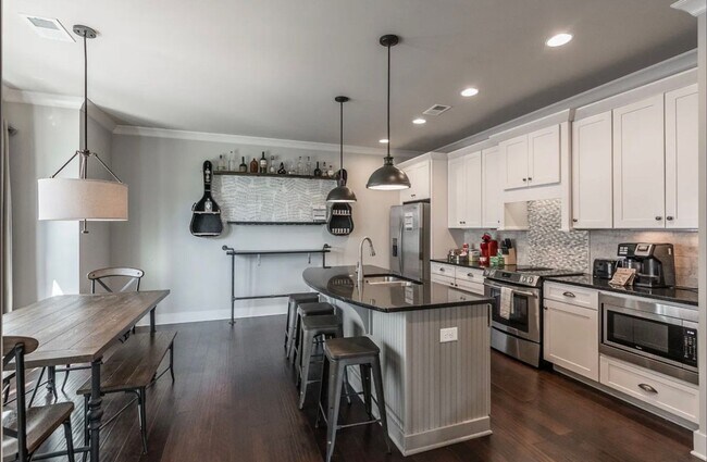 Building Photo - Belmont / Vanderbilt University Condo!!