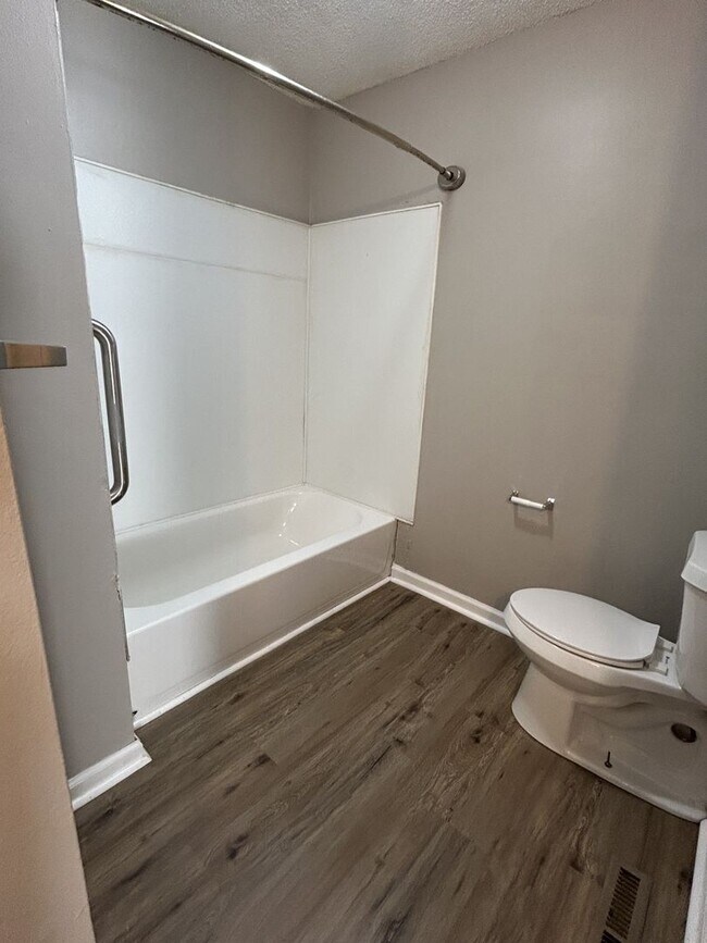 Building Photo - Cute and Cozy 2BR/1BA Duplex - with a Fresh Look