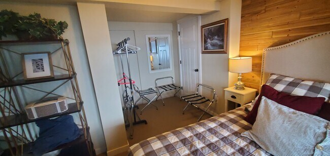 Building Photo - 1611 Vernon Rd