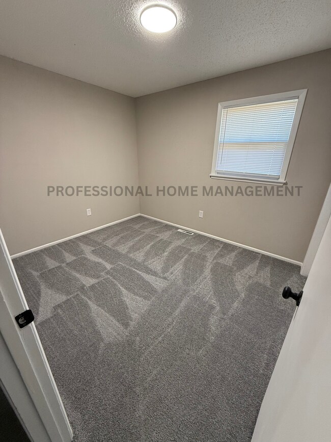 Building Photo - Open House 6/24 12:30-1! Bright, Fresh & F...