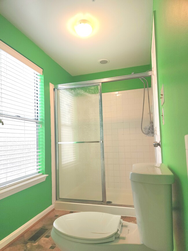 Primary Bedroom Bathroom - 3411 Lindenwood Dr