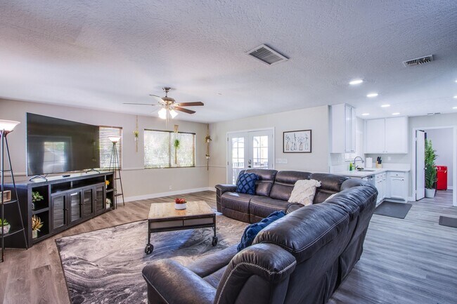 Building Photo - Spacious, Stylish, and Fully Furnished – L...