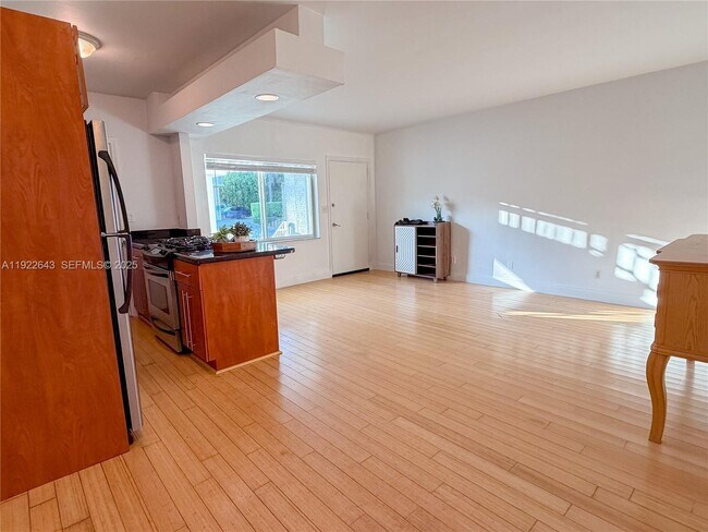 Building Photo - 10101 W Bay Harbor Dr