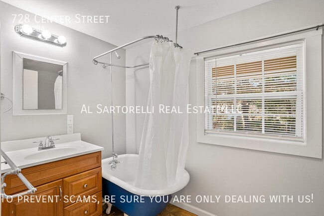 Building Photo - 728 Center St