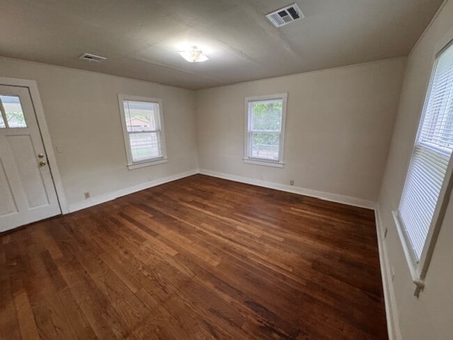 Building Photo - the cutest 1-bedroom cottage! fridge , inside laundry and gas stove, huge yard!