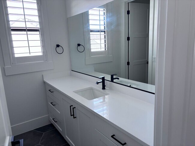 Building Photo - Beautiful 5 Bed 3.5 bath near Sunrise Valley Park In Washington.