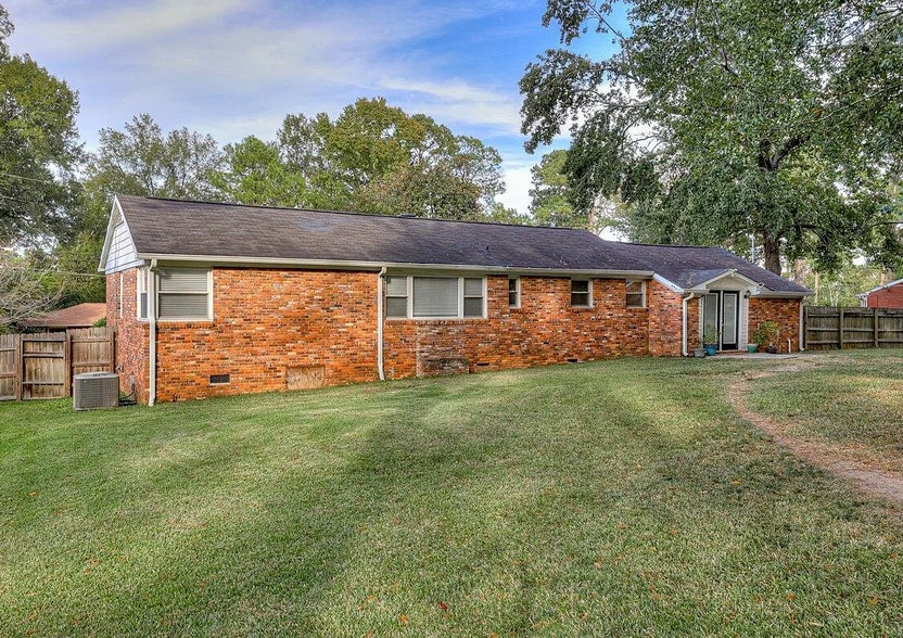 Building Photo - 2434 Brentwood Pl