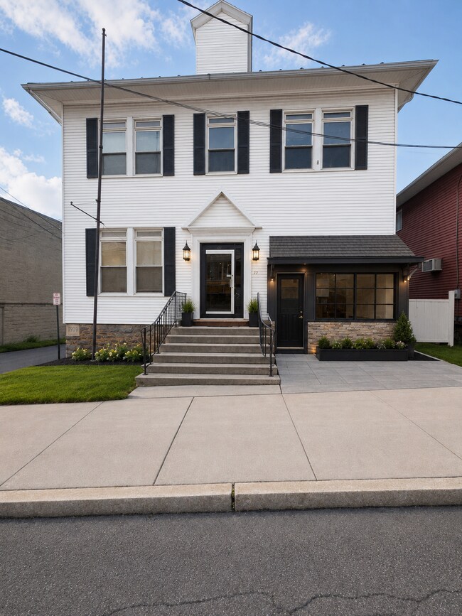 Building Photo - 17 E Carey St