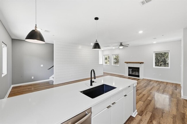 Building Photo - 5924 S Congress Ave