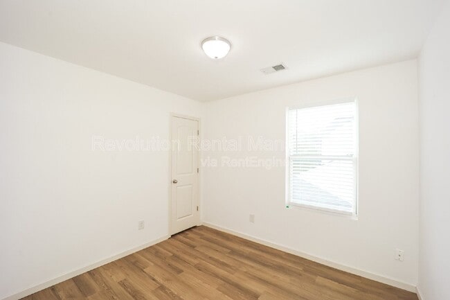 Building Photo - 2835 S Hills