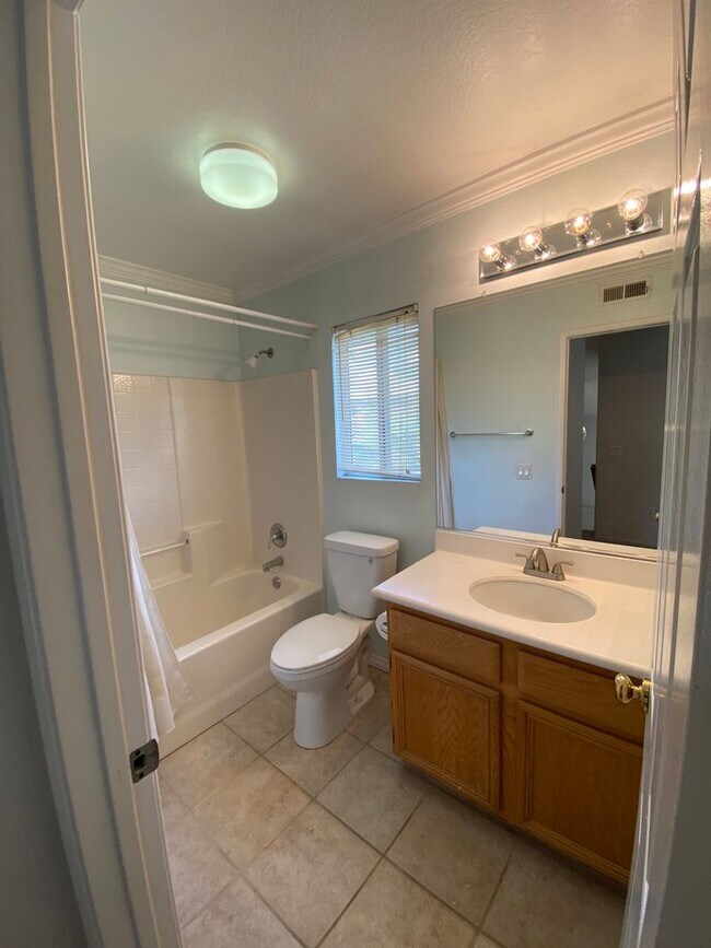 Building Photo - 3 Bedroom/2.5 bath