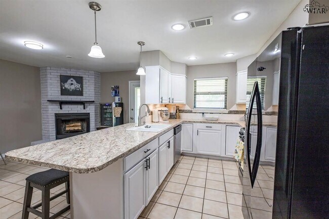 Building Photo - 4925 Big Bend Dr