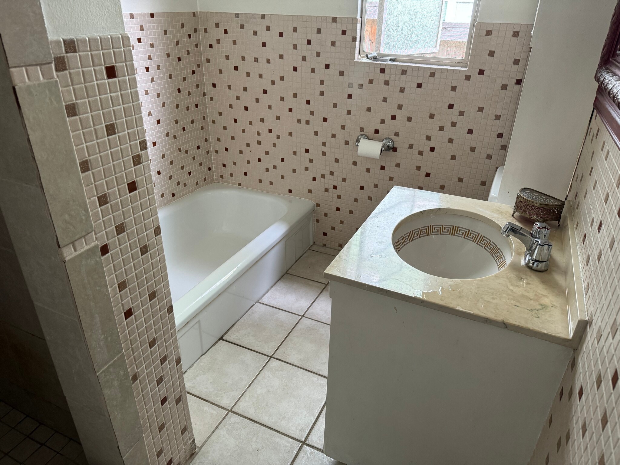 Main bathroom. - 3243 Mountain View Ave