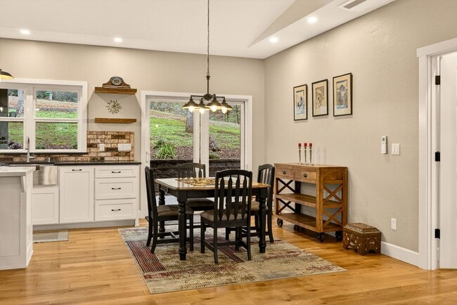 Building Photo - 860 Humbug Creek Rd