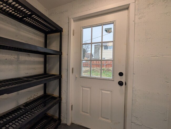 Building Photo - NW 9th &amp; Furnish Duplex