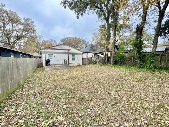 Building Photo - 1046 Tanglewood St