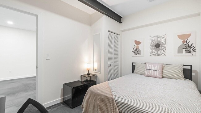 Building Photo - 219 W 41st St