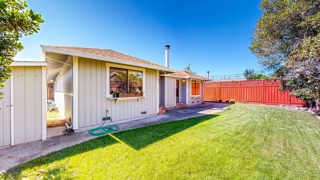 Building Photo - Well Maintain West Side Single Story 3 bedroom 2 bathroom home with 2 car garage