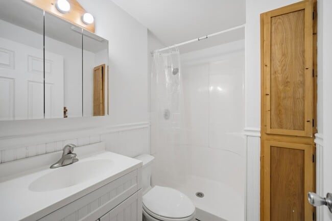 Building Photo - 212 N Knollwood Dr