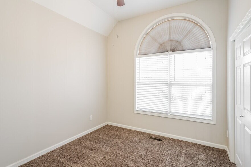 Building Photo - 268 Iris Dr