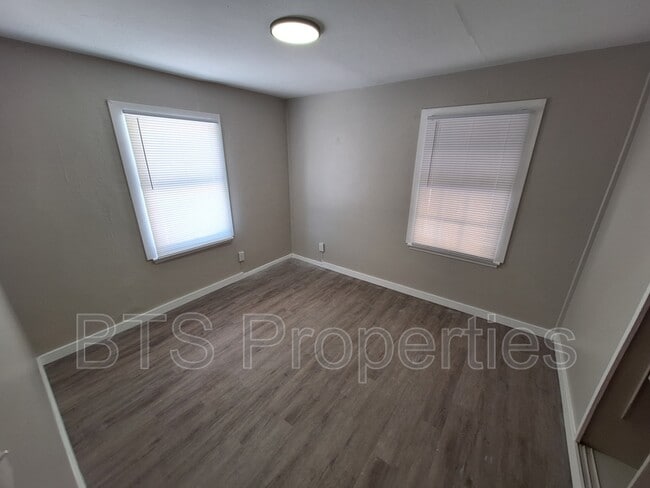 Building Photo - 1627 N Valley Ave