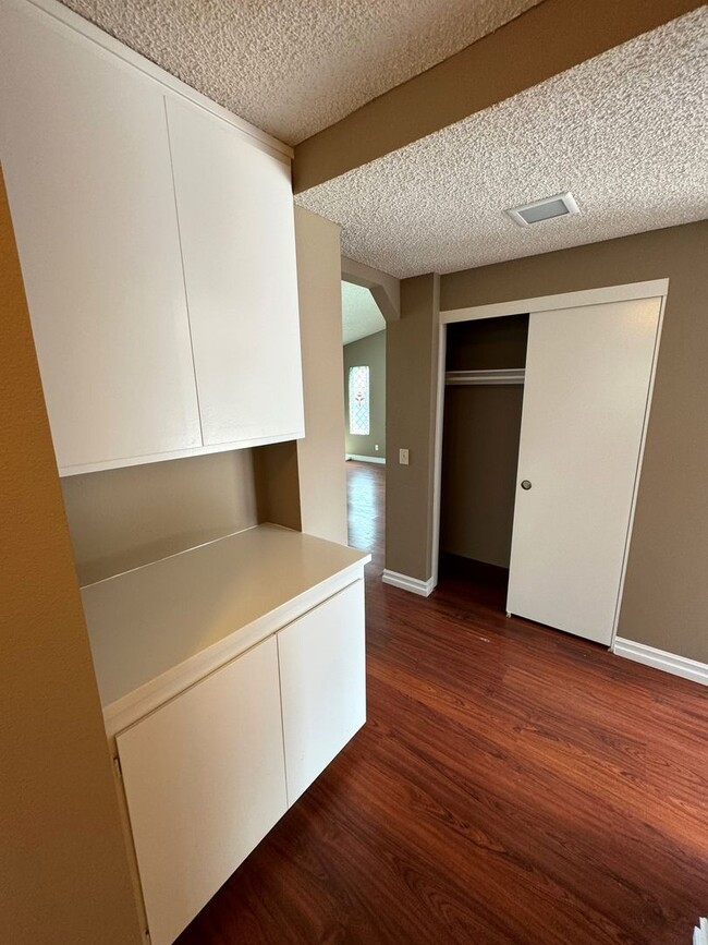 Building Photo - Quaint Home in Quiet East Ventura Neighborhood