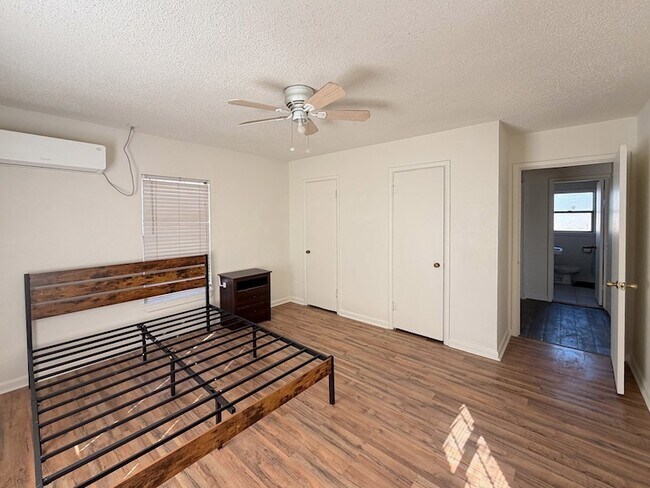 Building Photo - 1104 N Carrizo St