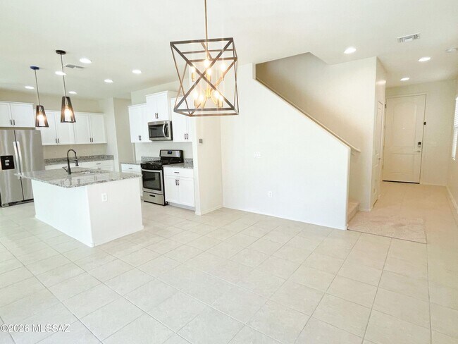 Building Photo - 866 E Artesia Pl