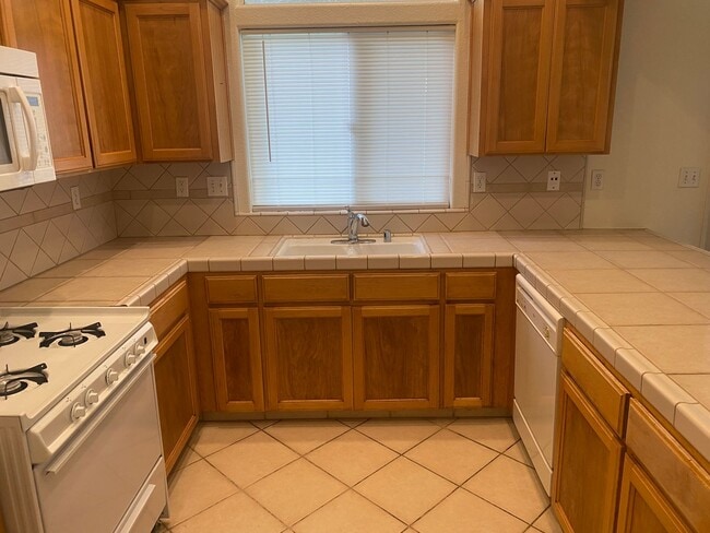 Building Photo - 4 bedroom 2 bathroom house in SE Visalia!
