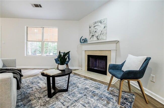 Building Photo - 5195 Hillcrest Glenn Dr