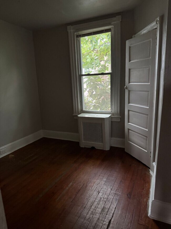 Building Photo - Port Richmond-traditional 3 bedroom home f...