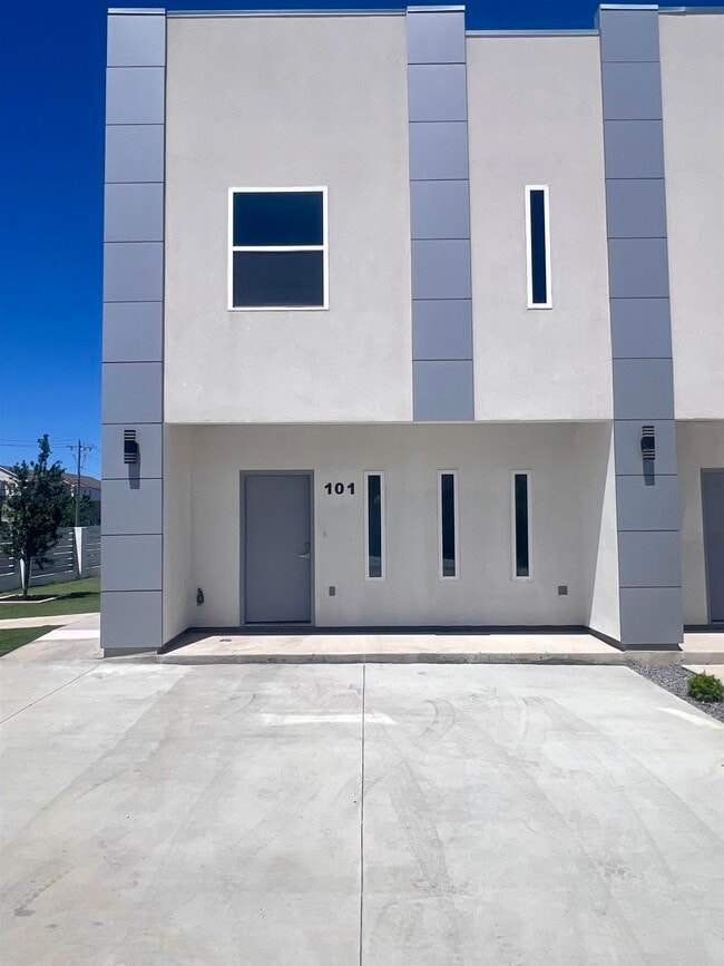 Building Photo - 1011 Emerald Valley Dr