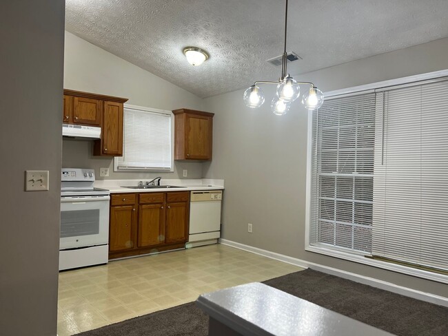 Building Photo - Adorable 3 Bedroom, 2 1/2 Bath