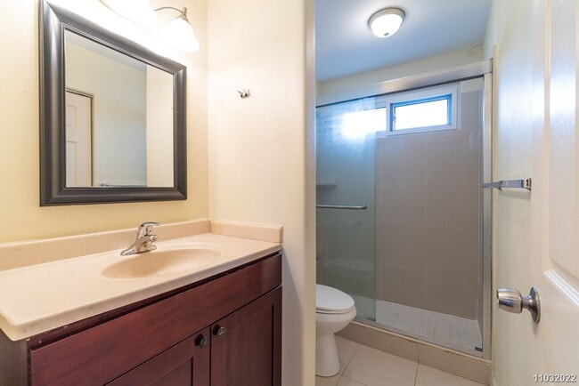 Building Photo - Available Now! Updated 3BR/2BA/2PKG unit i...
