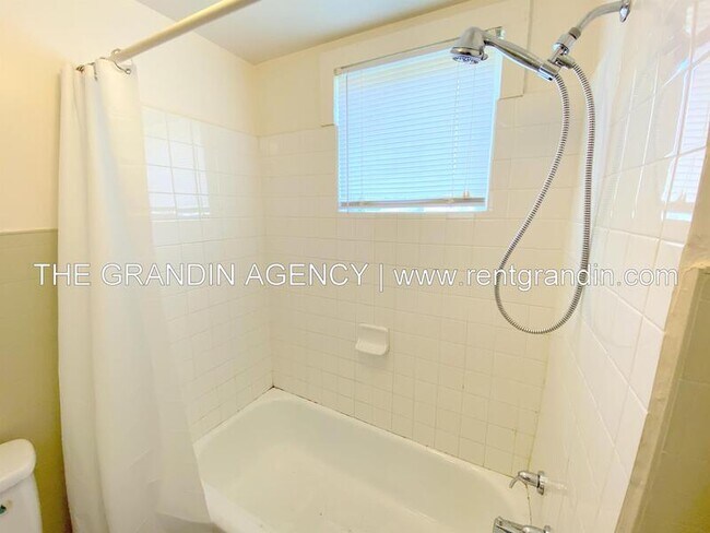 Building Photo - 909 13th St SE