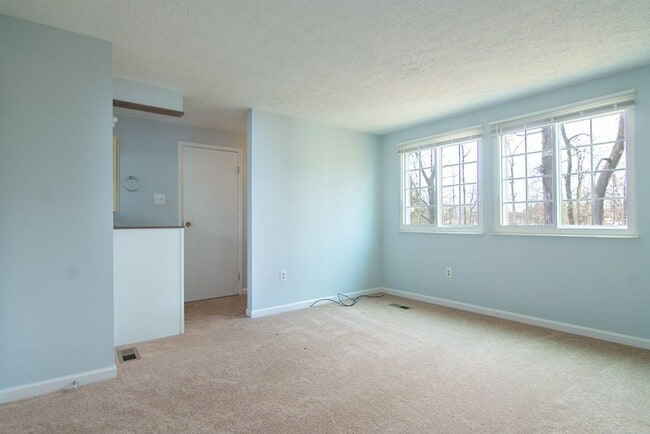 Building Photo - Commuters dream. Beautiful 3 BR 2 FB, 2 HB townhome