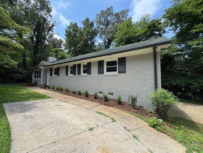 Building Photo - Renovated 4/3 House in North Hills- $1,995