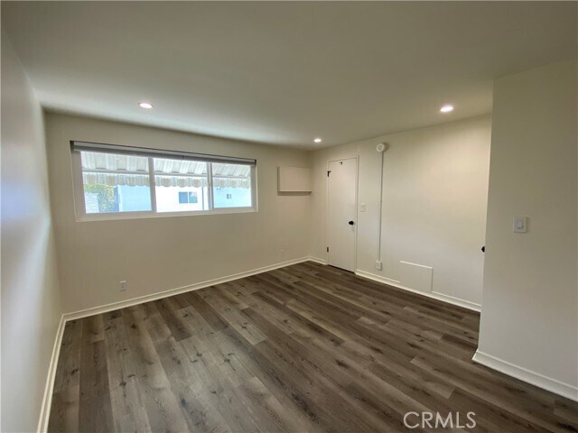 Building Photo - 208 S Park View St