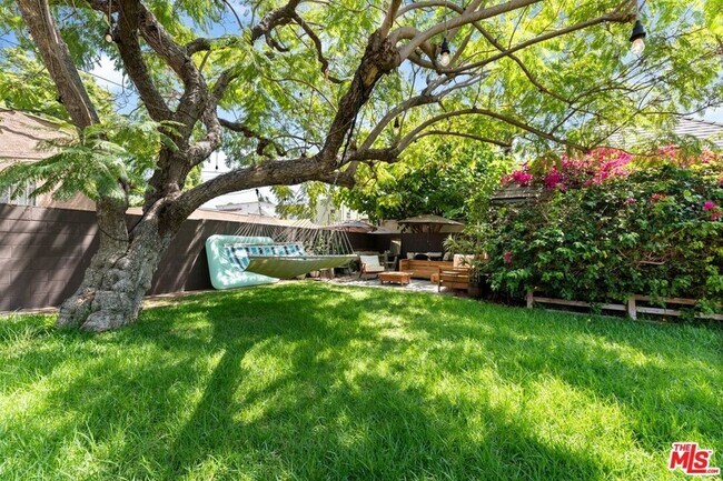 Building Photo - 5245 S San Vicente Blvd