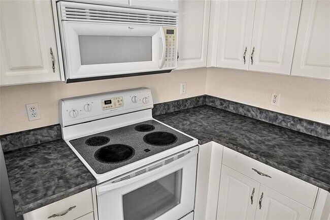 Building Photo - 9 Lytton Ln