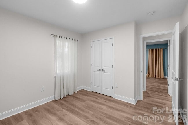 Building Photo - 812 E 18th St