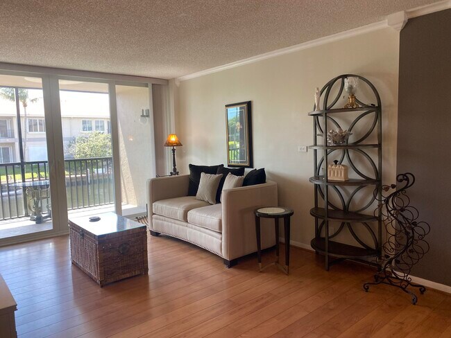 Building Photo - 1 Royal Palm Way
