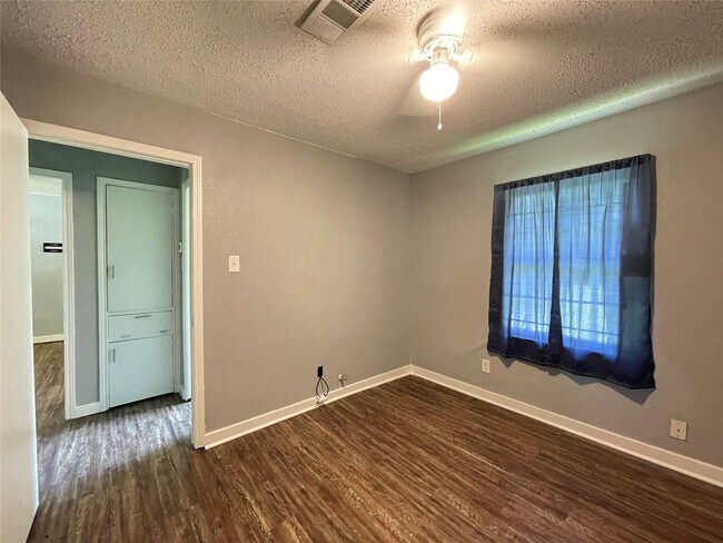 Building Photo - 5213 Anzio Rd