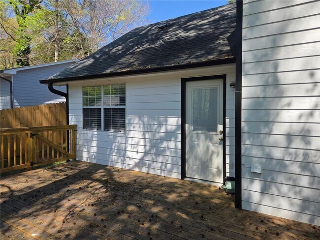 Building Photo - 1155 Riverside Trce